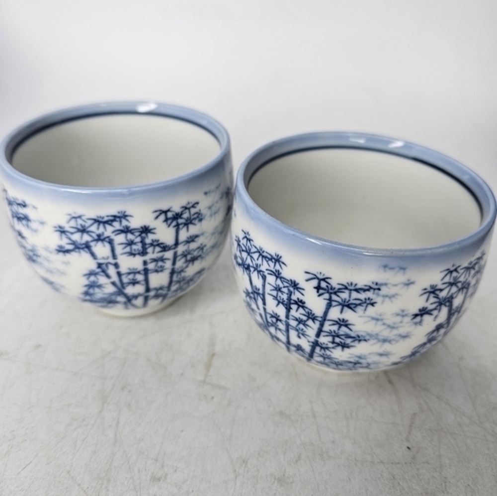 A pair of sake cups/soy‎ sauce dishes